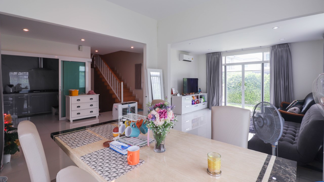 บ้านเดี่ยวมือสอง ม.ภัสสร26 ราชพฤกษ์-ติวานนท์ หลังมุม เนื้อที่กว้างขวางกว่า 90.90 ตร.ว. ฟังก์ชัน 3 ห้องนอน 3 ห้องน้ำ จอดรถได้ 2 คัน สภาพใหม่เหมือนมือหนึ่ง พร้อมเข้าอยู่ ทำเลเดินทางสะดวก หน้าโครงการติดถนนถนนราชพฤกษ์ ใกล้ทางด่วน "ศรีสมาน"